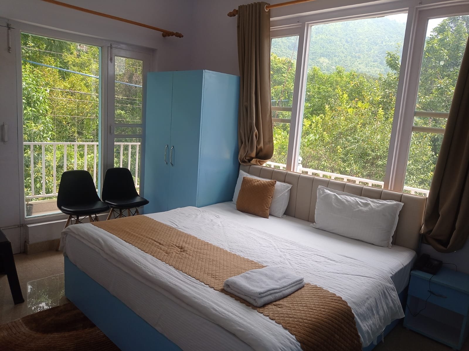 Balcony mountain view room